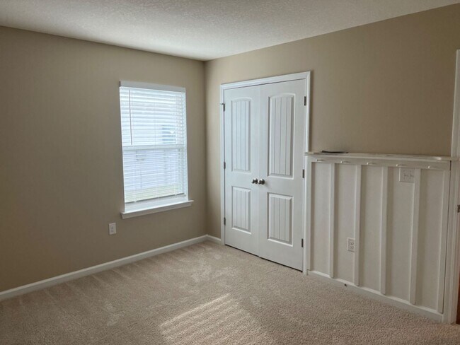 Building Photo - Spacious Modern Home in a Quiet Community!