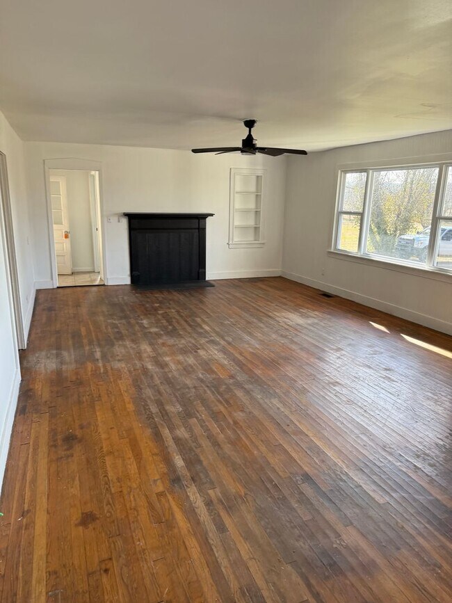 Building Photo - 3 Bed/2 Bath House with LARGE Front and Back Yard