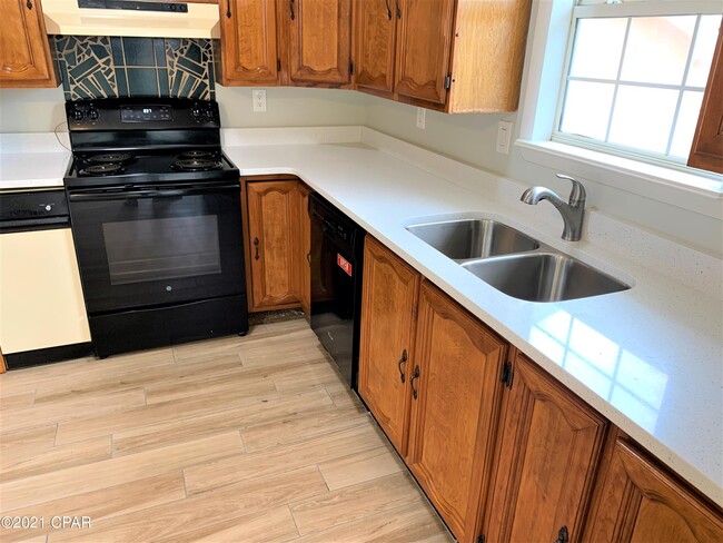 Building Photo - 221 Poinsettia Dr