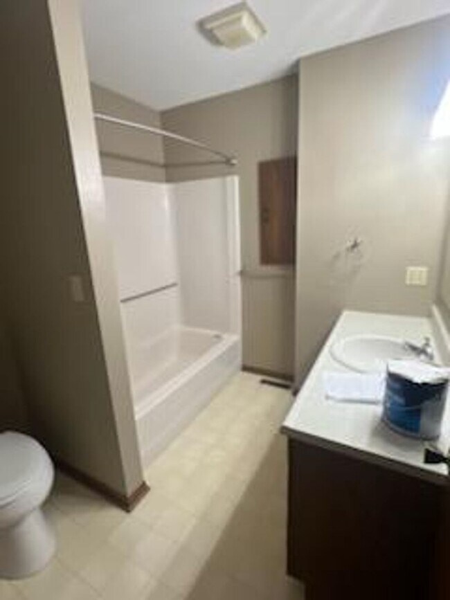 Building Photo - For Rent – 3 Bedroom Home in Sunset Hills, Pella