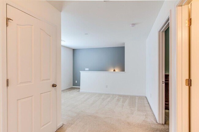 Building Photo - Charming 3 bedroom, 2.5 bath home located in the Lismore Park community.