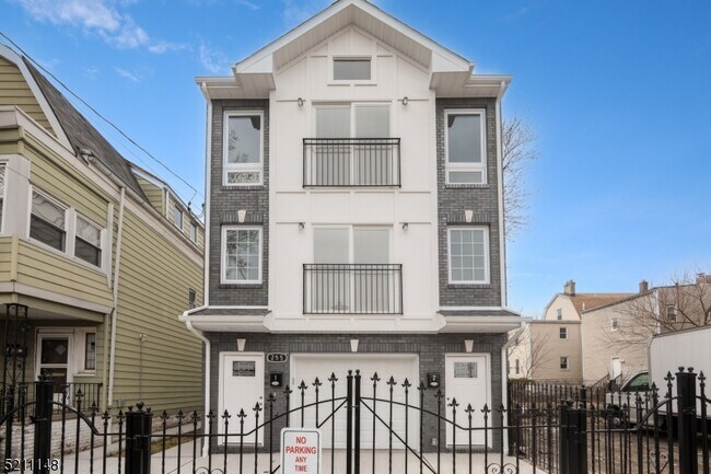 Building Photo - 255 Chadwick Ave