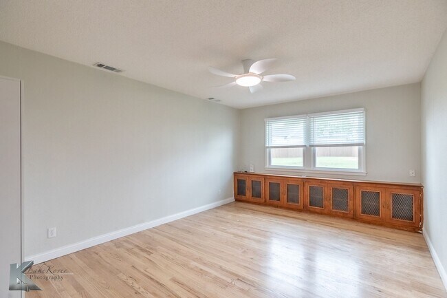 Building Photo - 4 BED, 2 BATH, 2 CAR GARAGE!