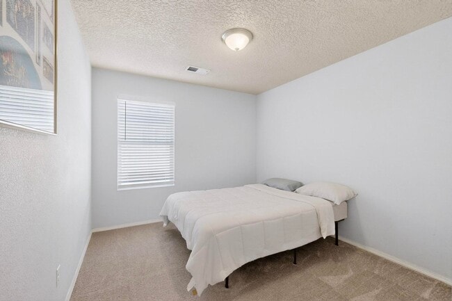 Building Photo - Montano Unser NW 3/4 bedroom 2/bath 2/Car garage