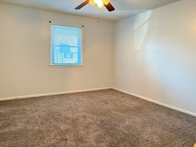 Building Photo - 2 Bedroom, 1.5 Bathroom Condo in Winston-Salem!