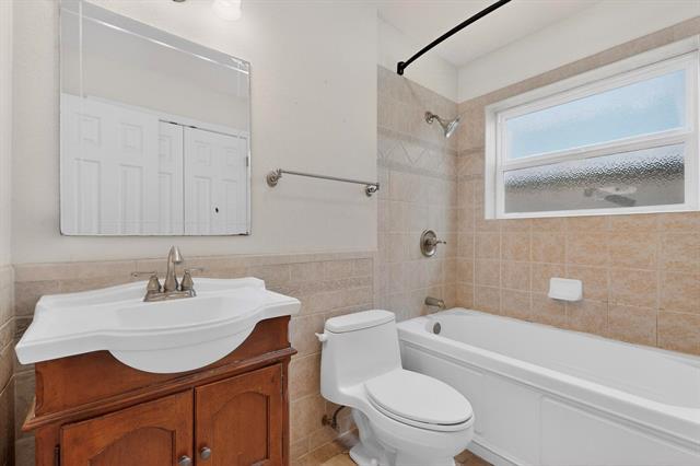 Building Photo - 2800 Hedgeway Dr