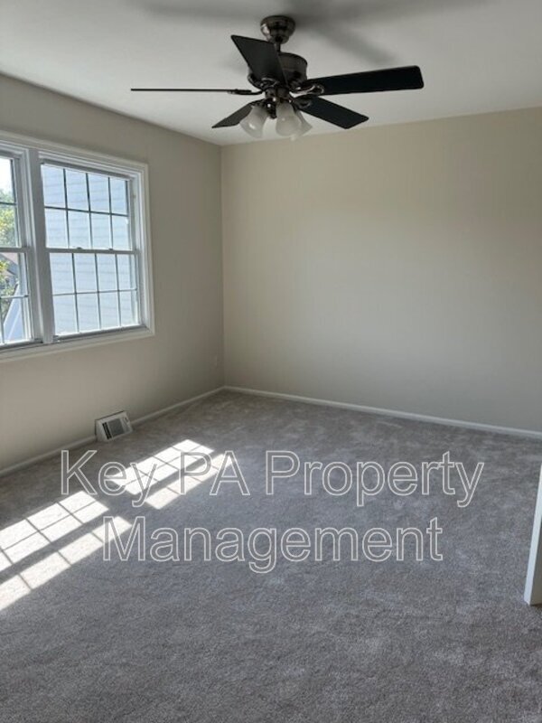 Building Photo - 517 S Coventry Ln