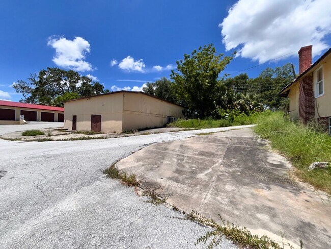 Building Photo - 1/1 Bottom level Duplex!