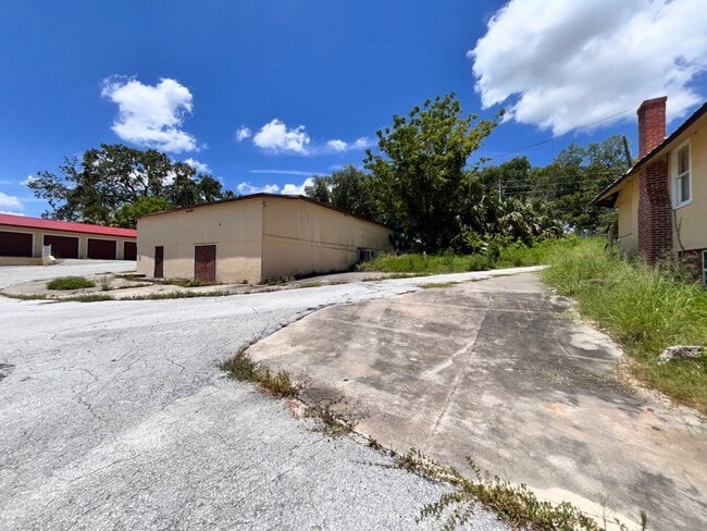 Building Photo - 1/1 Upper Duplex Available