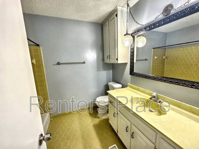Building Photo - 705 Greenview Cir