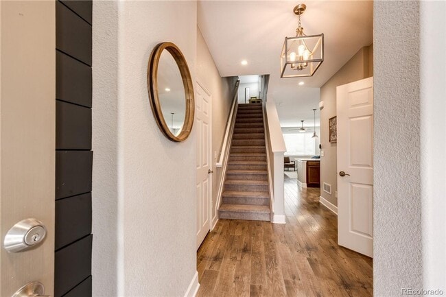 Building Photo - Lage & Beautiful 4 bedroom Townhome in Aurora