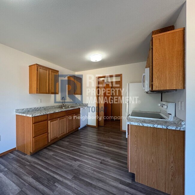 Building Photo - Akshanx LLC - 425/427 (Cascade Group - Sil...