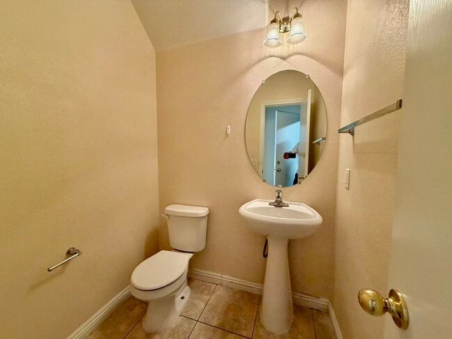 Building Photo - Well-maintained two-story home