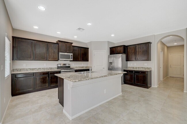 Building Photo - Beautiful DR Horton Home in Centennial Hil...