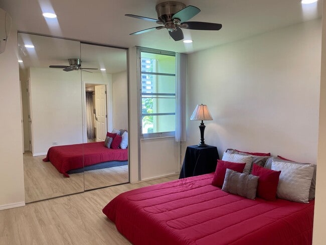 Building Photo - 2/2 Condo with 1 parking in Pool Community