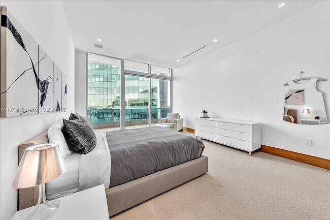Building Photo - 200 Biscayne Blvd Way