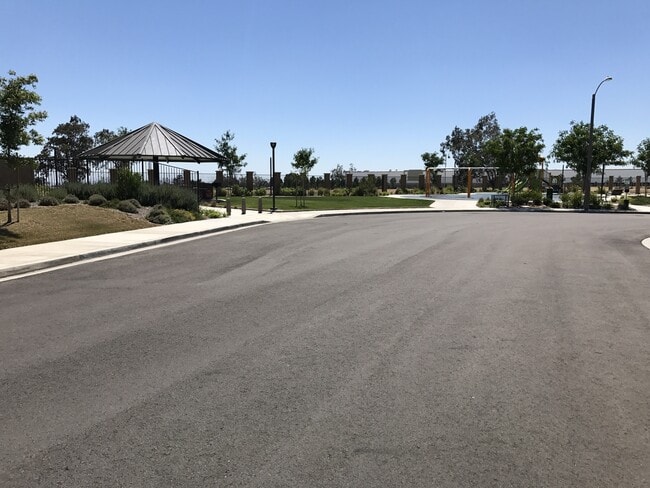 Building Photo - Private large 4 bed NextGen, with double living rooms, kitchens and laundries.