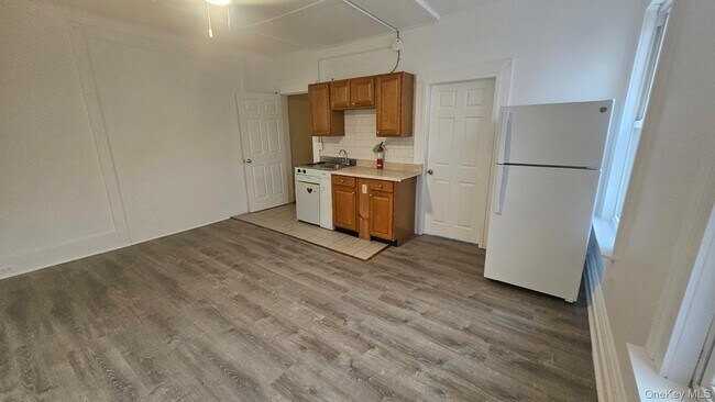 Building Photo - 455 Main St