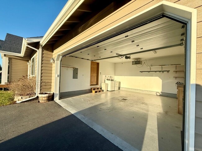 Building Photo - KENAI RANCH HOME!