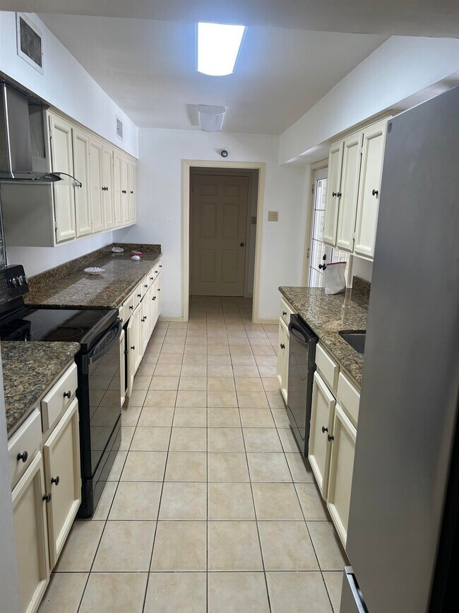 Building Photo - 108 Martingale