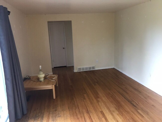 Building Photo - House for August Prelease with Easy Access to CU