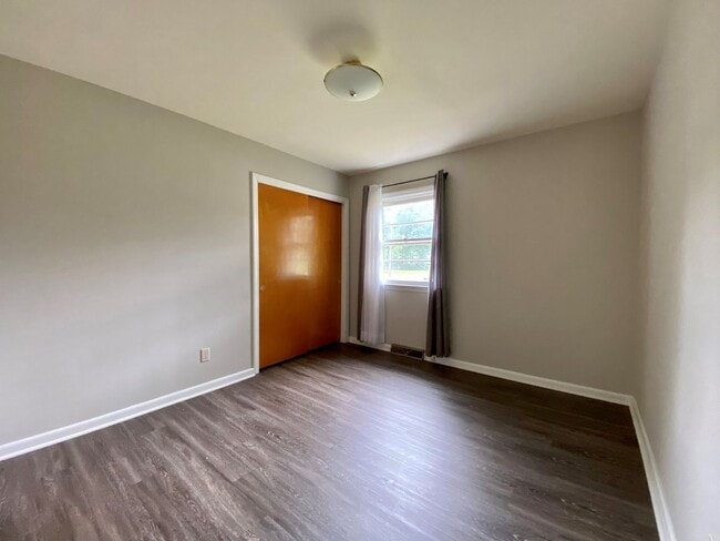 Building Photo - Charming full brick home!