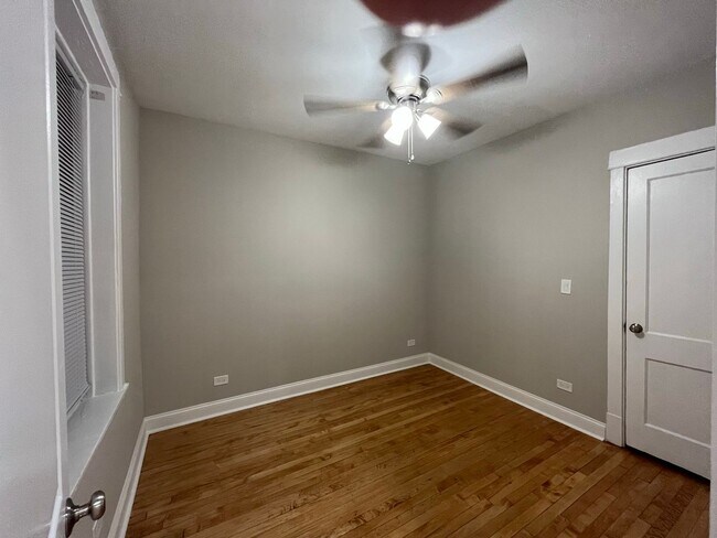 Building Photo - Albany Park rehabbed 2 bedroom close to Metra station.