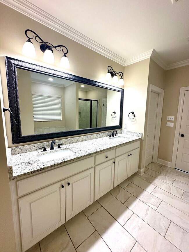 Building Photo - 43283 Pond View Dr