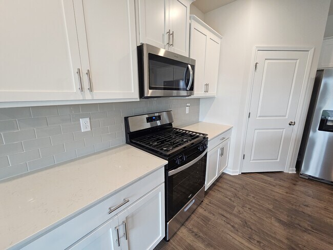 Building Photo - 942 Pineland Dr