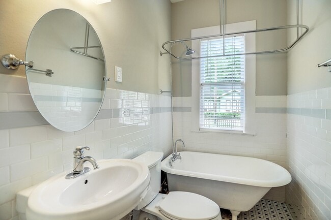 Building Photo - 1021 Louise St