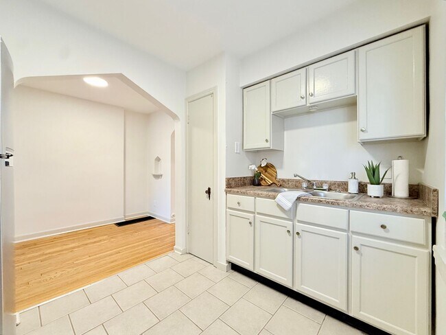 Building Photo - 5524 Chippewa St