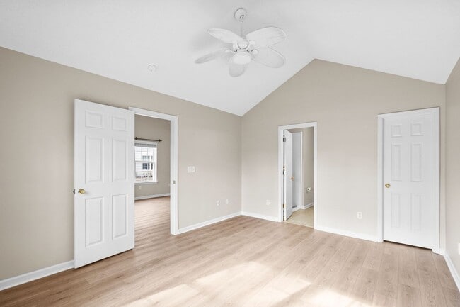 Building Photo - 571 Riverward Dr