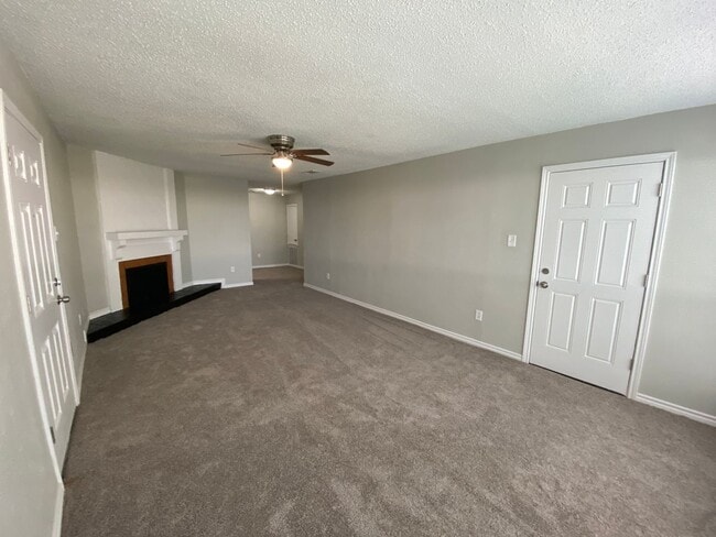 Building Photo - Charming Unit with Vaulted Ceilings & Fire...