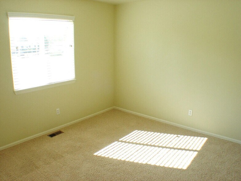 Building Photo - 2464 Sierra Springs Dr