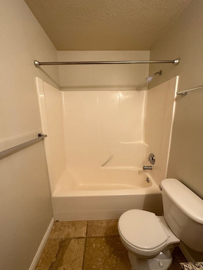 Building Photo - BRENTWOOD CONDO 2 Bed 1 Bath with Optix in...