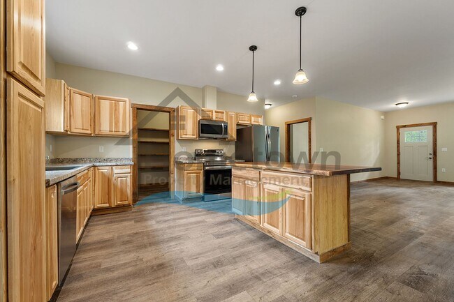 Building Photo - 4-Bedroom 2-Bathroom Home with Attached 2-Car Garage Available in Blanchard!