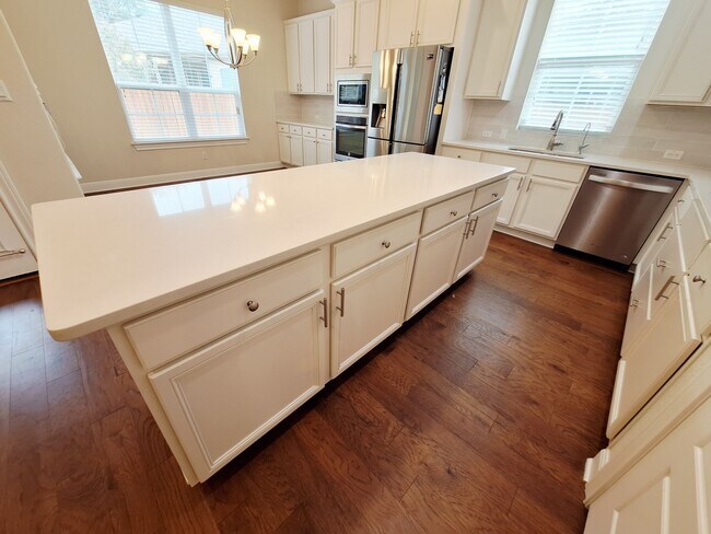Building Photo - 4562 Katherine Dr