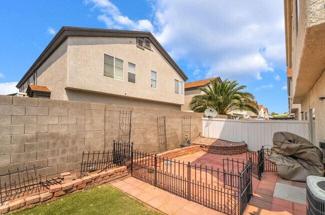Building Photo - Spacious Henderson Townhome with Modern Up...
