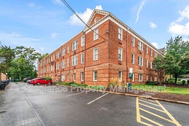 Building Photo - 922 S Washington St