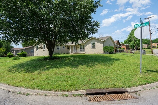 Building Photo - Updated Nashville Ranch for Rent!