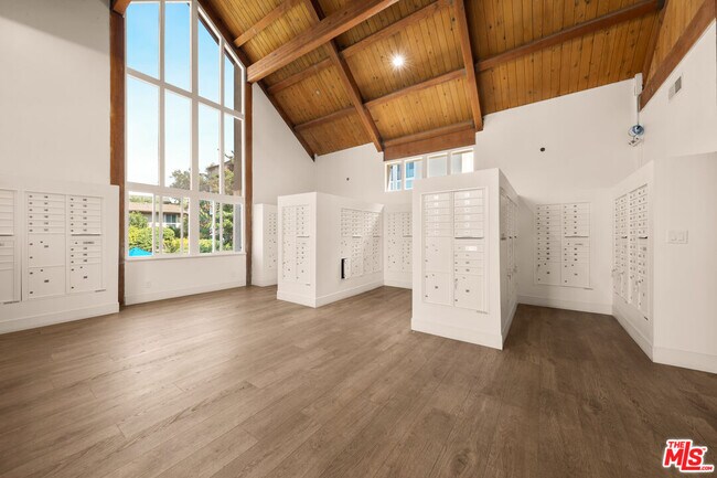 Building Photo - 6425 Green Valley Cir