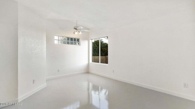 Building Photo - 574 Duchess Dr