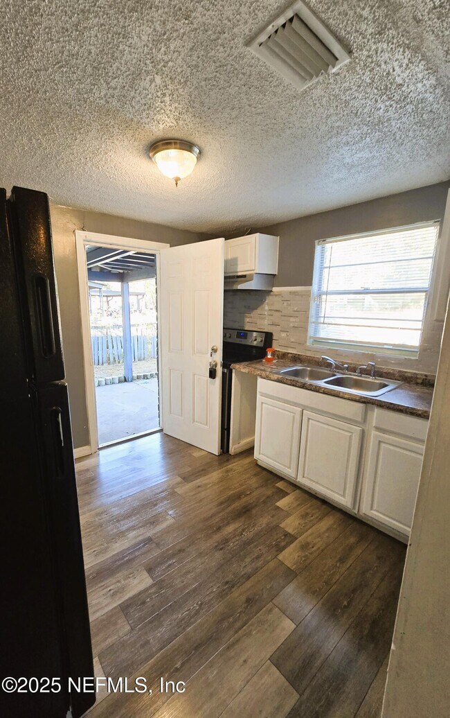 Building Photo - 9142 4th Ave