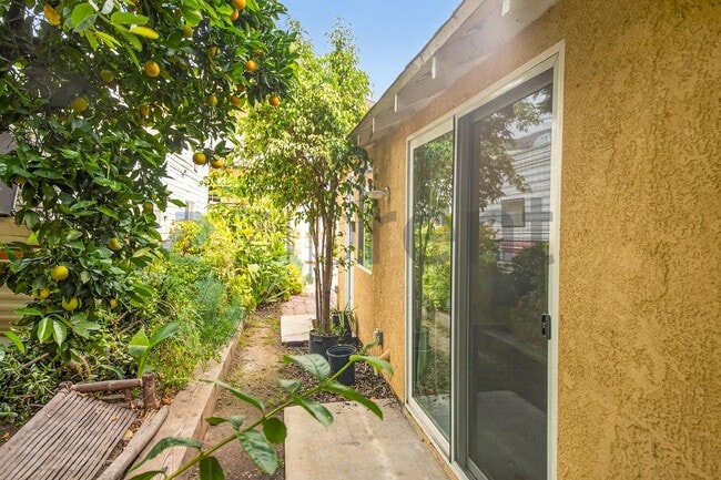 Building Photo - 2431 S Catalina St