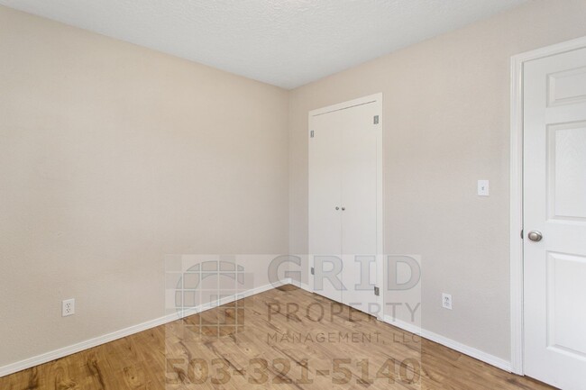 Building Photo - 3+ Bedroom House w/ Large Backyard - South...
