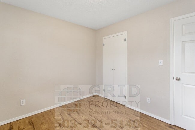 Building Photo - 3+ Bedroom House w/ Large Backyard - Southeast Portland!