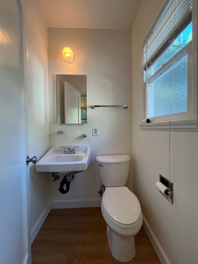 Building Photo - S of the Blvd 2+1.5 w/backyard, bonus space + appliances included!