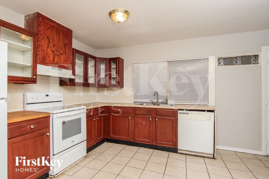 Building Photo - 2617 Branch Oaks Dr