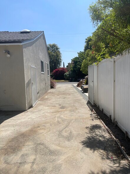 6 car driveway - 5457 Beck Ave