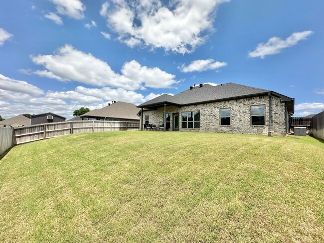 Building Photo - Available Now! Beautiful Home in Lindsey C...